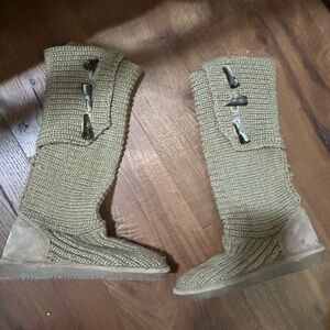 Size 6 quilted boots tan Bear-paw